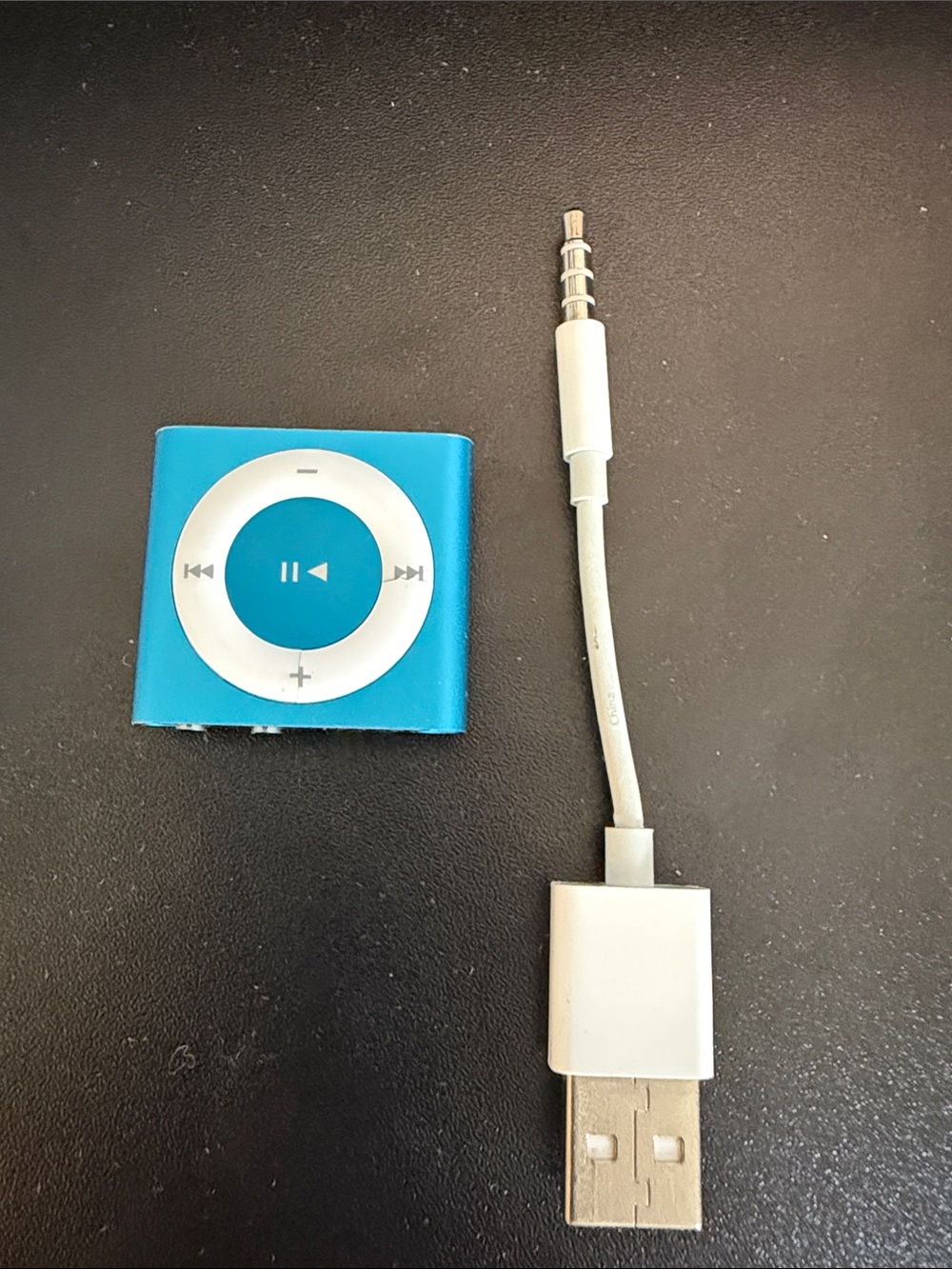 Apple Blue iPod Shuffle with White Controls and USB Cable - Picture 5 of 5
